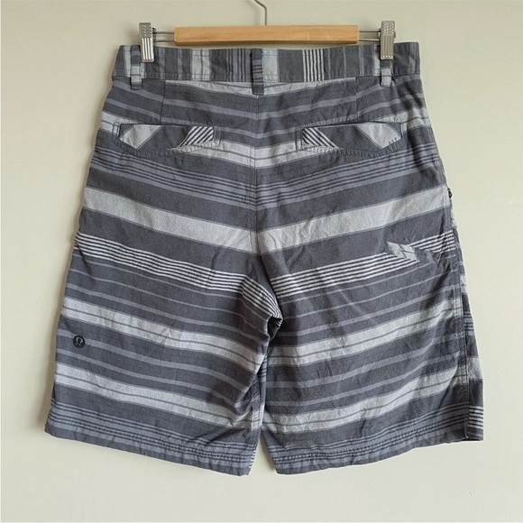 Lululemon Kahuna Shorts Golf Chino Gray Striped Mens 34 (Meas. 32W) - Picture 2 of 9